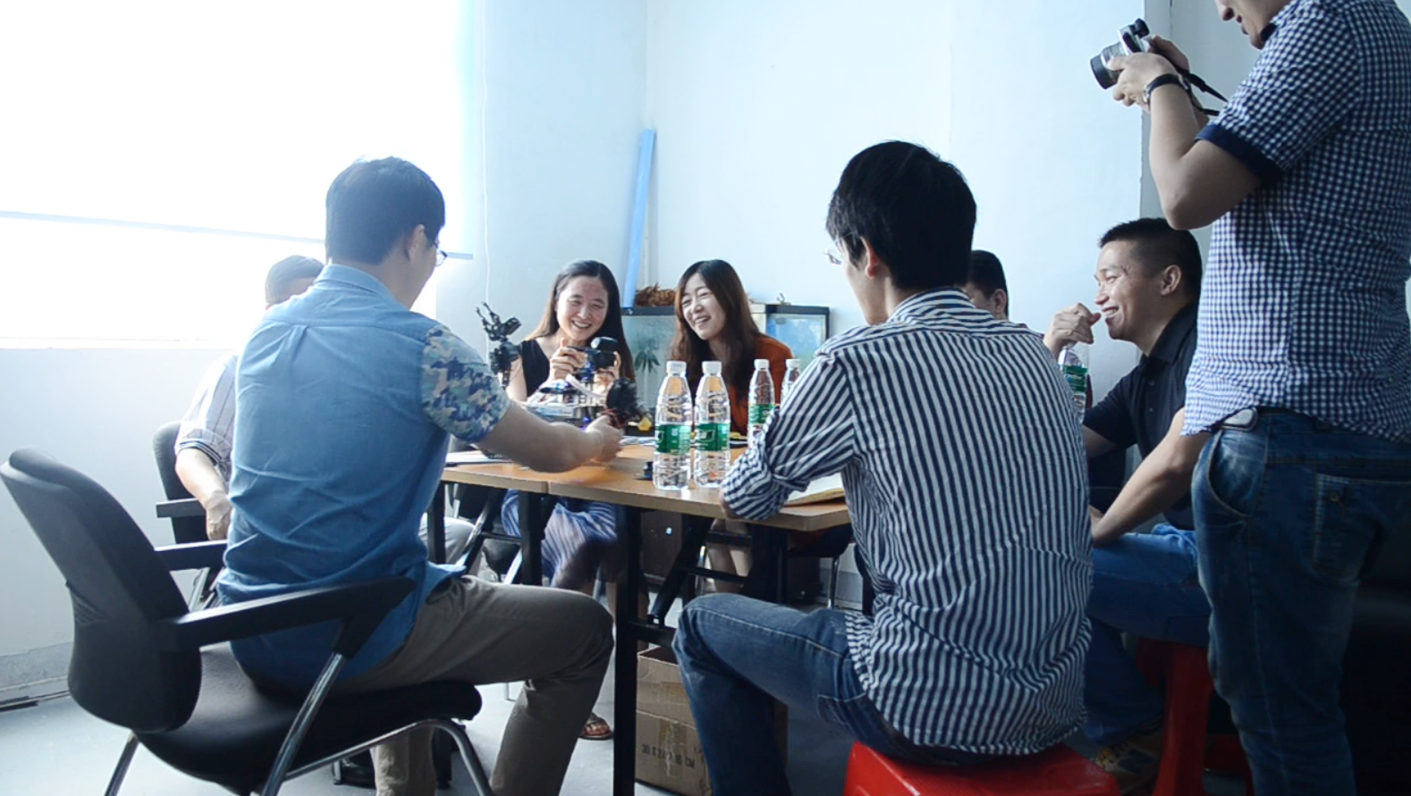 深圳衛視《溫暖在身邊-行走的代碼》專訪小R科技CEO